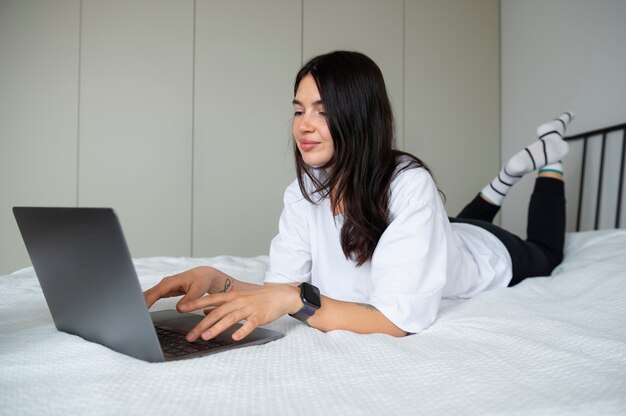 Mujer usando su laptop en casa durante la cuarentena