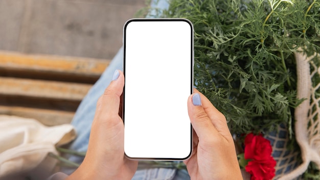 Mujer usando su teléfono inteligente al aire libre