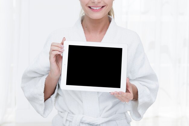 Mujer usando una tablet en un spa