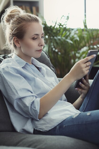 mujer usando tableta digital o teléfono inteligente