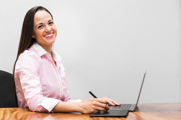 Mujer usando una tableta gráfica