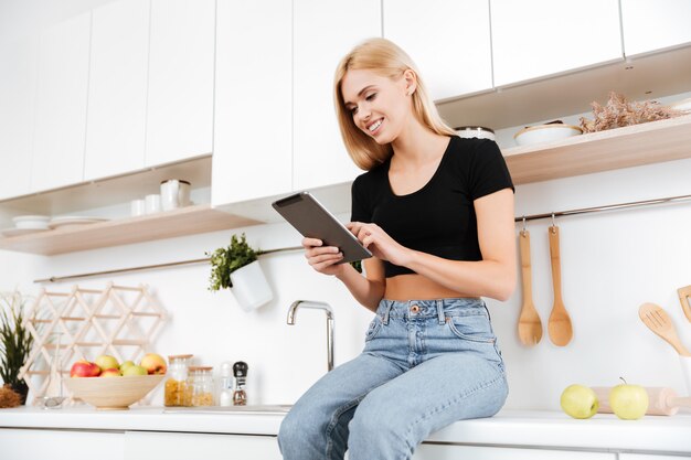 Mujer usando tableta