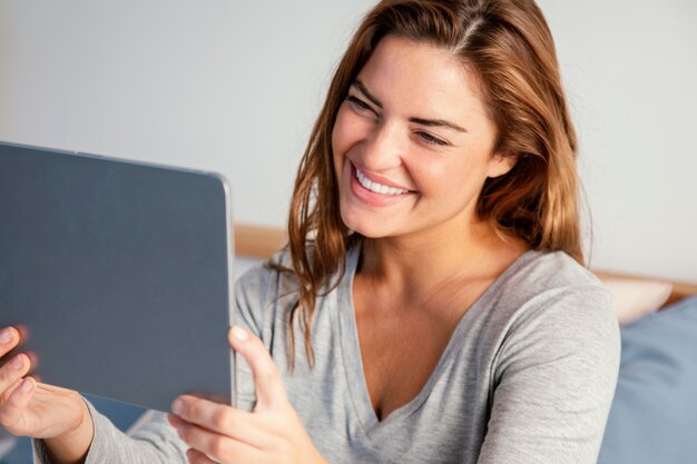 Mujer usando tableta