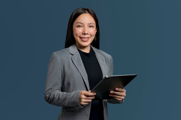 Mujer usando una tableta