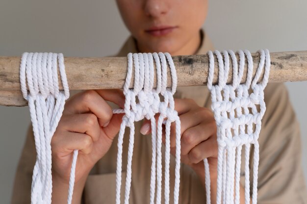 Mujer usando la técnica del macramé