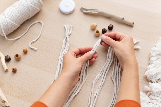 Mujer usando la técnica del macramé