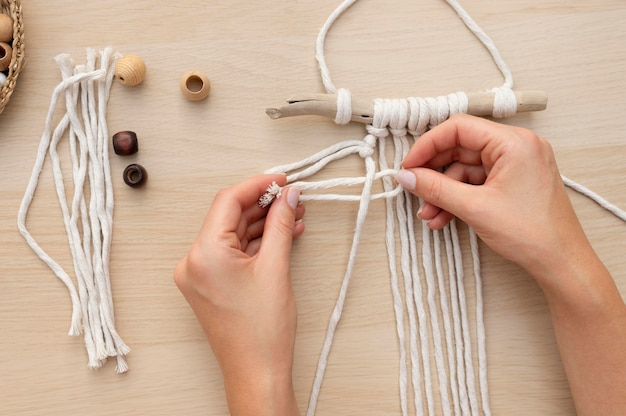 Mujer usando la técnica del macramé