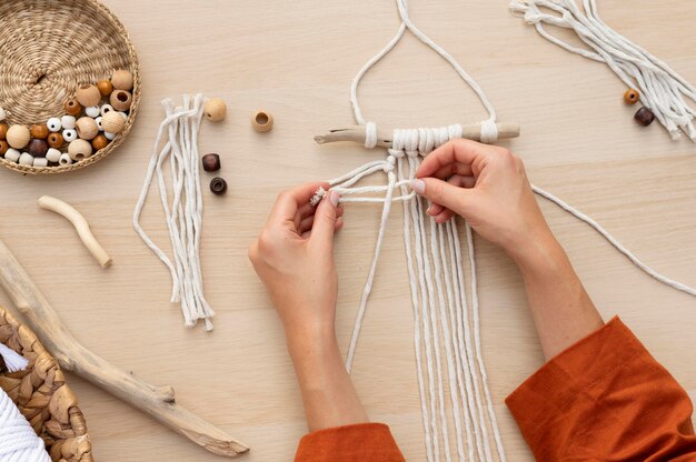 Mujer usando la técnica del macramé