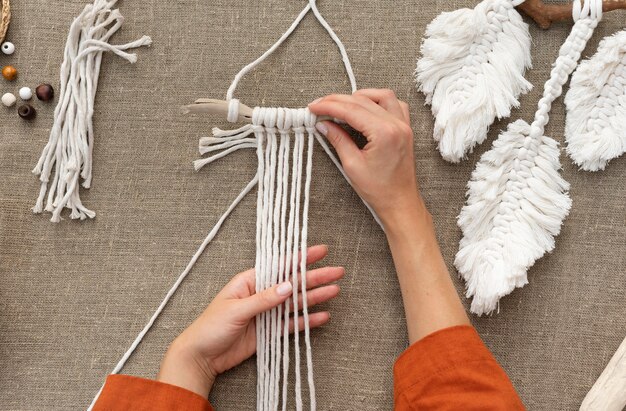 Mujer usando la técnica del macramé