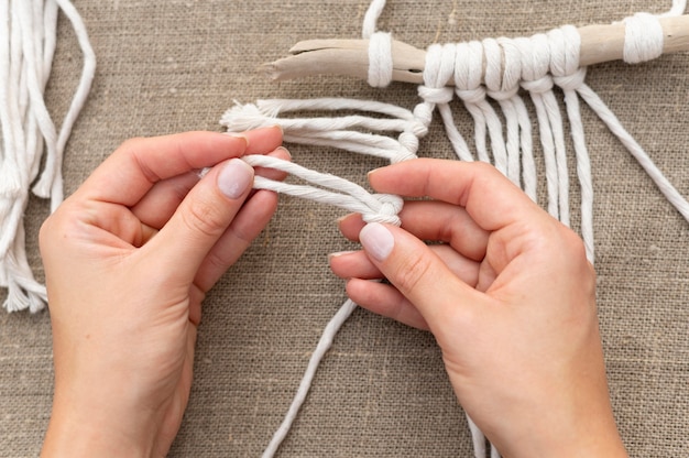 Mujer usando la técnica del macramé