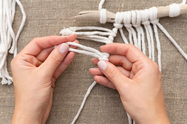 Mujer usando la técnica del macramé