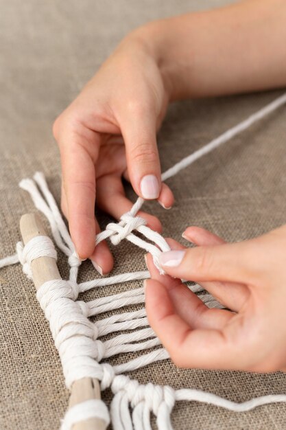 Mujer usando la técnica del macramé