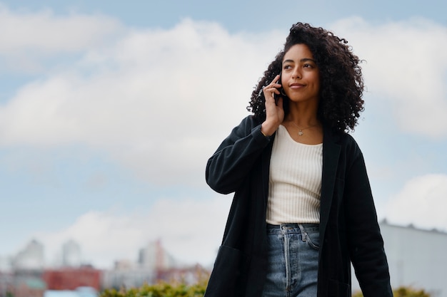 Mujer usando tecnología de auriculares inalámbricos