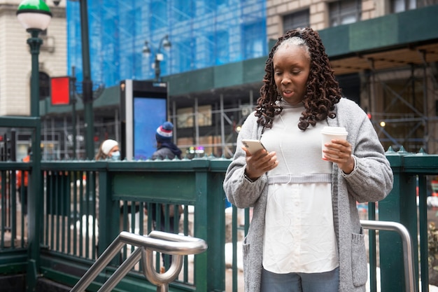 Mujer usando tecnología mientras viaja por la ciudad