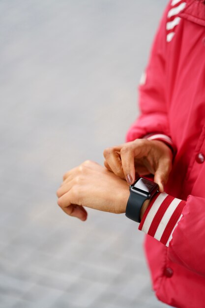 Mujer usando tecnología de reloj inteligente