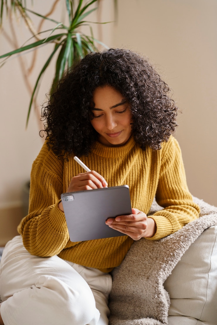 Foto gratuito mujer usando tecnología de tableta digital