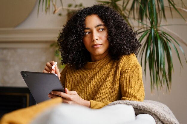 Mujer usando tecnología de tableta digital