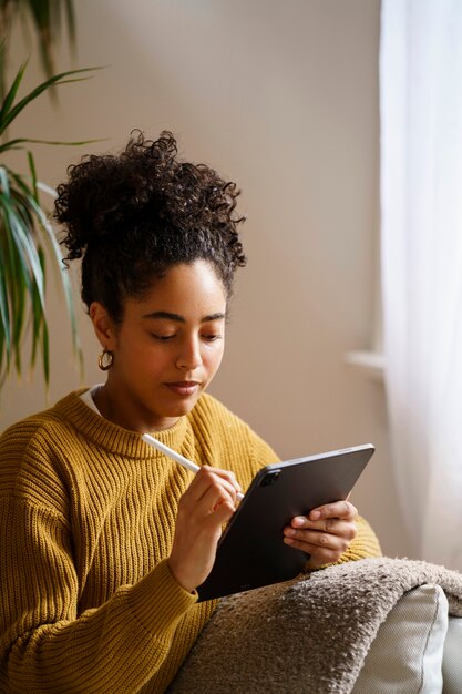 Mujer usando tecnología de tableta digital