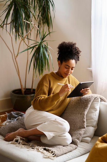 Mujer usando tecnología de tableta digital