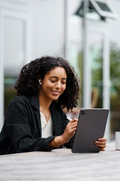 Mujer usando tecnología de tableta digital