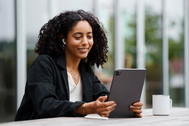 Mujer usando tecnología de tableta digital