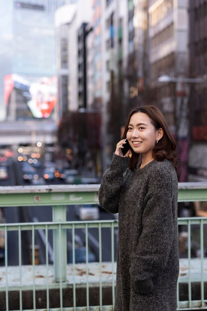 Mujer usando tecnología de teléfono inteligente