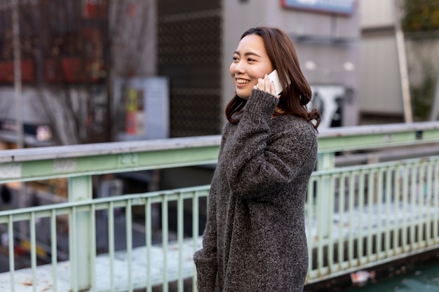 Mujer usando tecnología de teléfono inteligente