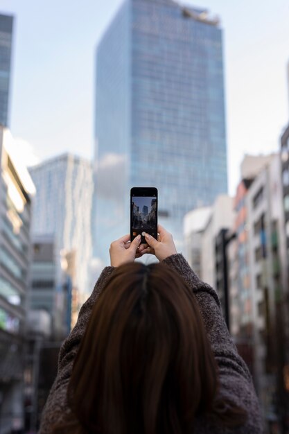 Mujer usando tecnología de teléfono inteligente