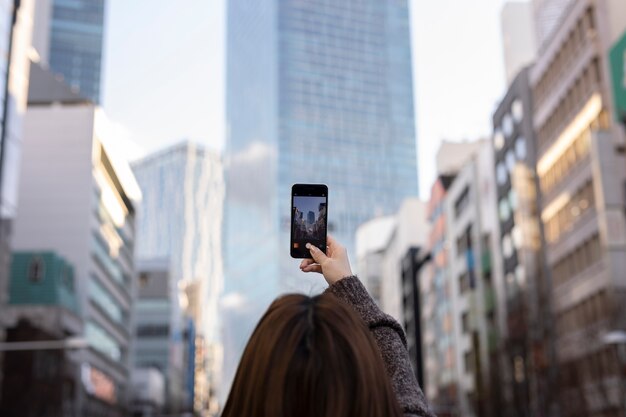 Mujer usando tecnología de teléfono inteligente