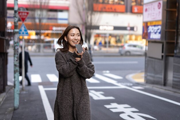 Mujer usando tecnología de teléfono inteligente