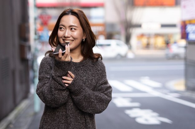 Mujer usando tecnología de teléfono inteligente