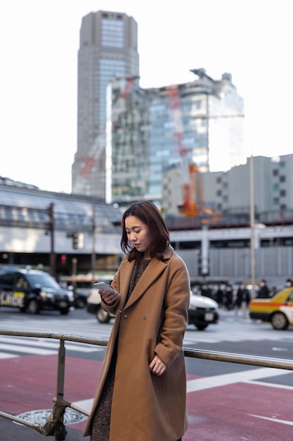 Mujer usando tecnología de teléfono inteligente