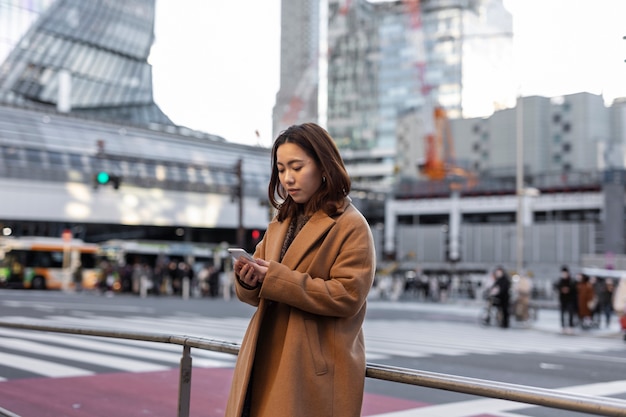 Mujer usando tecnología de teléfono inteligente