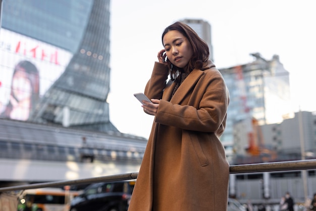 Foto gratuita mujer usando tecnología de teléfono inteligente