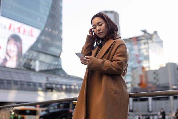 Mujer usando tecnología de teléfono inteligente