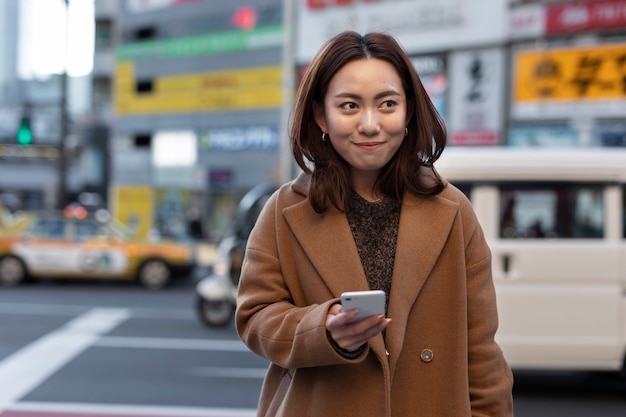 Mujer usando tecnología de teléfono inteligente