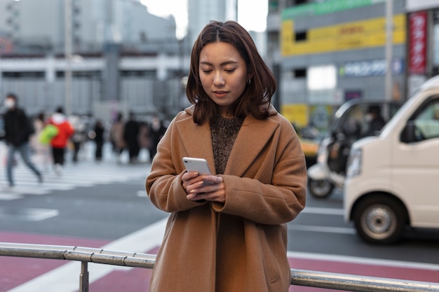 Mujer usando tecnología de teléfono inteligente