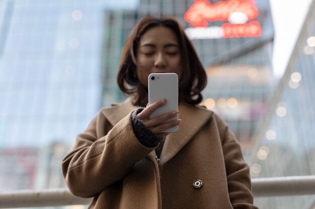 Mujer usando tecnología de teléfono inteligente