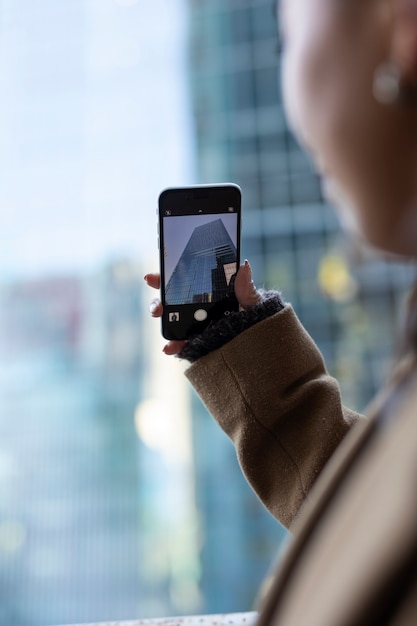 Mujer usando tecnología de teléfono inteligente