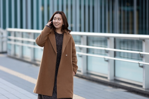 Mujer usando tecnología de teléfono inteligente