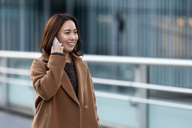 Mujer usando tecnología de teléfono inteligente