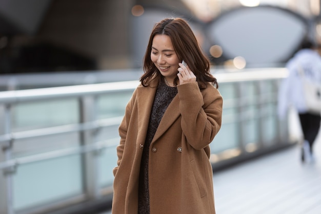 Mujer usando tecnología de teléfono inteligente