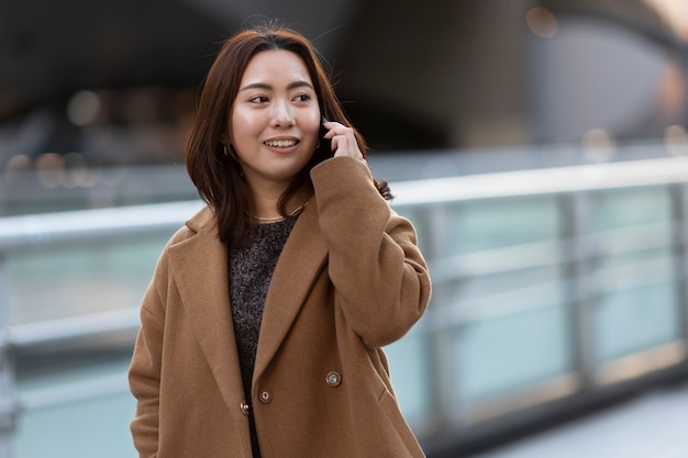 Mujer usando tecnología de teléfono inteligente