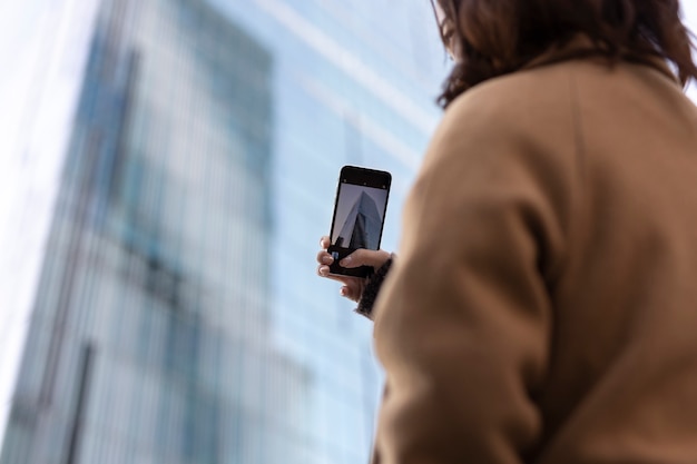 Mujer usando tecnología de teléfono inteligente