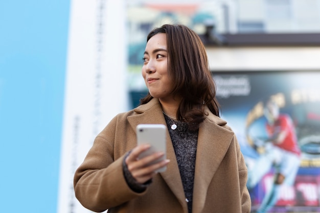 Foto gratuita mujer usando tecnología de teléfono inteligente