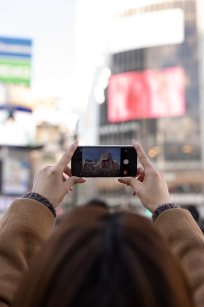 Foto gratuita mujer usando tecnología de teléfono inteligente