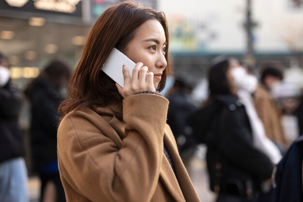 Mujer usando tecnología de teléfono inteligente