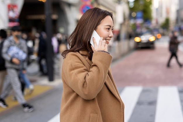 Foto gratuita mujer usando tecnología de teléfono inteligente