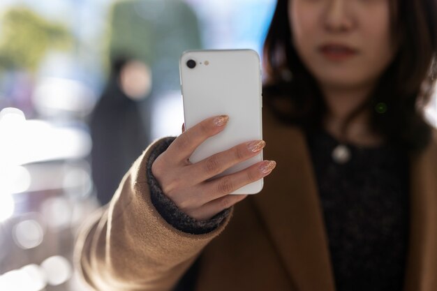 Mujer usando tecnología de teléfono inteligente