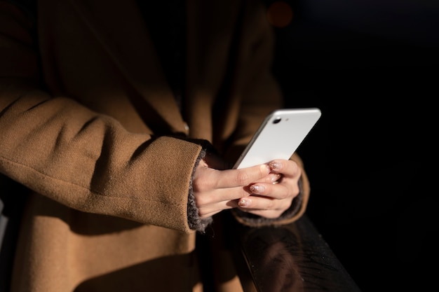 Foto gratuita mujer usando tecnología de teléfono inteligente